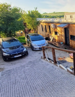 spevnená cesta vo svahu s parkoviskom pri rodinnom dome