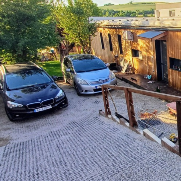 spevnená cesta vo svahu s parkoviskom pri rodinnom dome