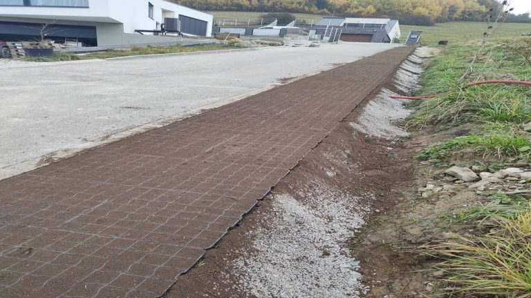 chodníky v mestách a obci spevnené plastovými drenážnymi dlažbami