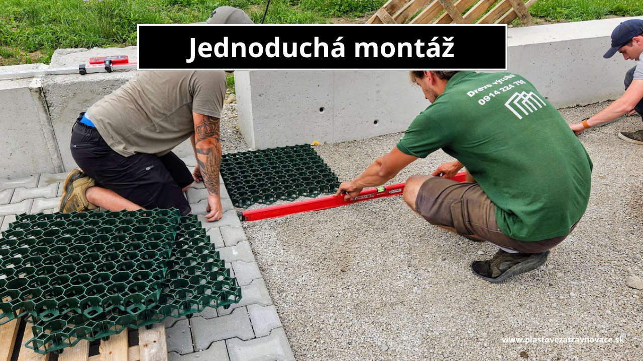 2 ludia montujú plastové zatrávňovače v oddychovej zone na štrkové lôžko
