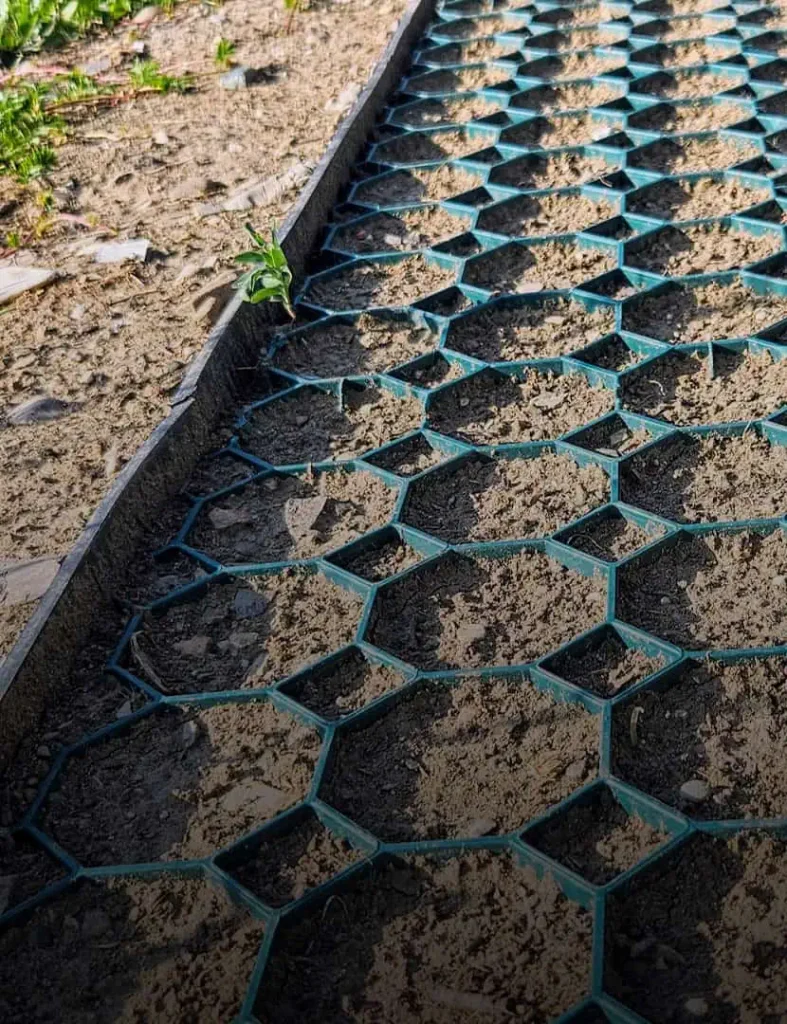 plastový obrubínk EKO a zatrávňovač Multigravel zelená