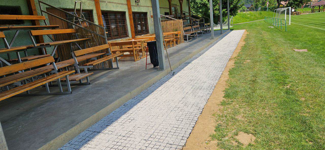 chodník pred futbalovou tribúnov po montáži plastového zatrávňovača N30