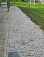 namontovaná plastová mriežka ktorá je vodopriepustná