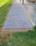 dlažba na chodníku so štrkovou výplňou