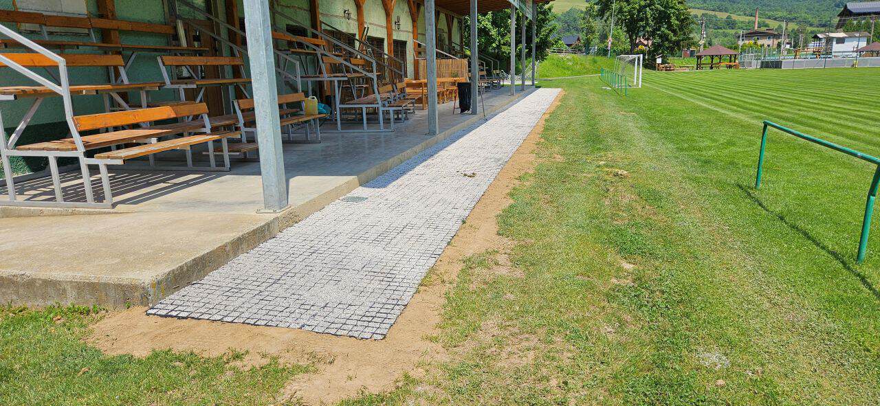 chodník popred tribúnu vytvorený plastovým zatrávňovačom N30