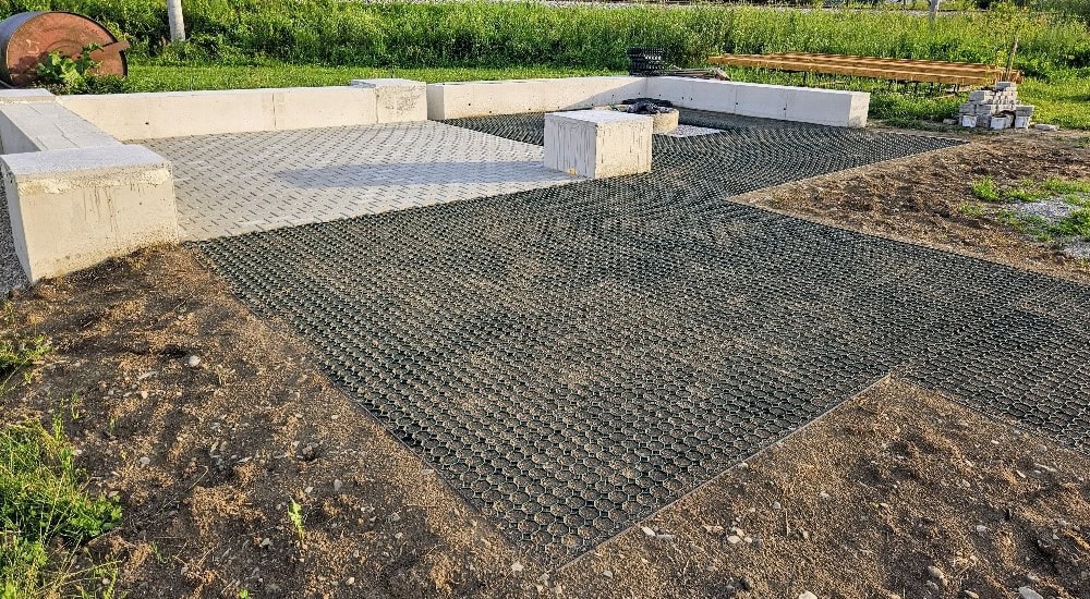 plastové zatrávňovače v oddychovej zone pre peších a cyklistov