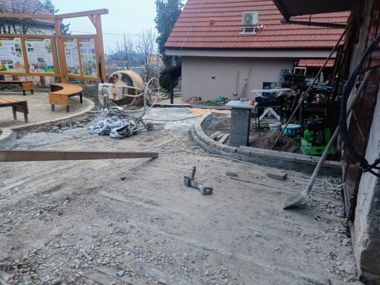 Spevnená plocha s makadamom