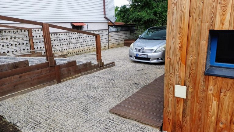 Parkovanie auta pri dome na plastových zatrávňovačoch v čiernej farbe a štrkovou výplňou