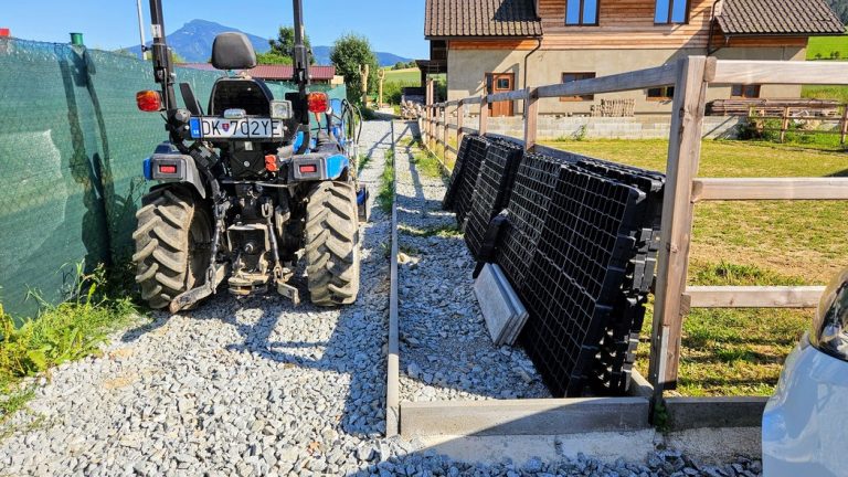 Plastový zatrávňovač na chodník