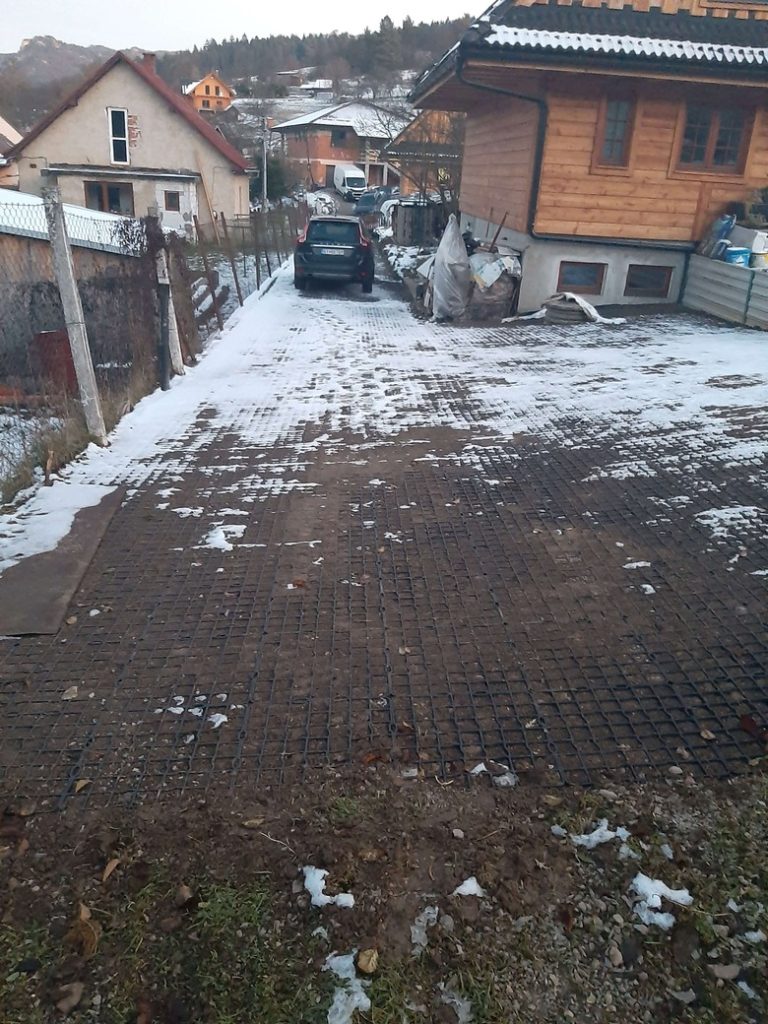 Zatrávňovač s trávnou výplňou ako parkovisko