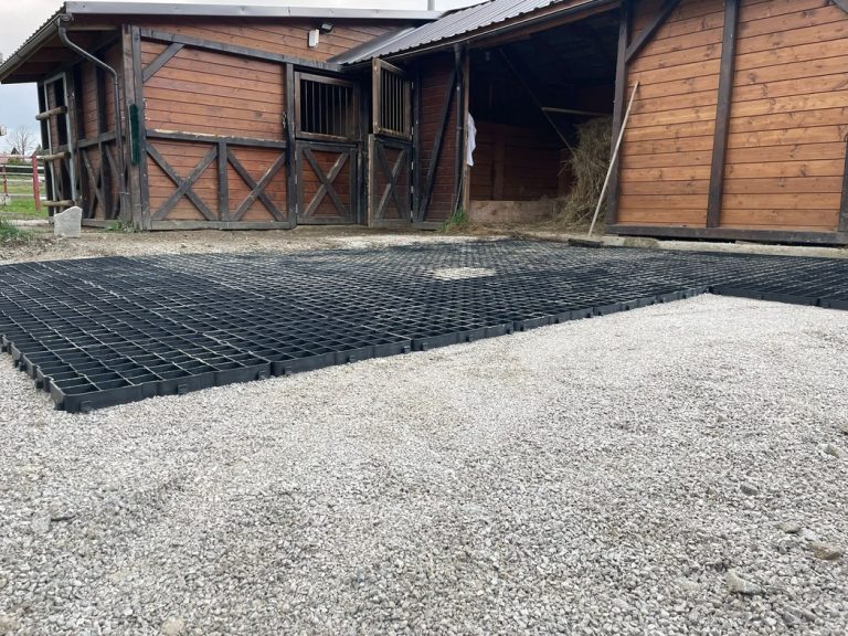 stojisko koní spevnené plastovým zatrávňovačom N40