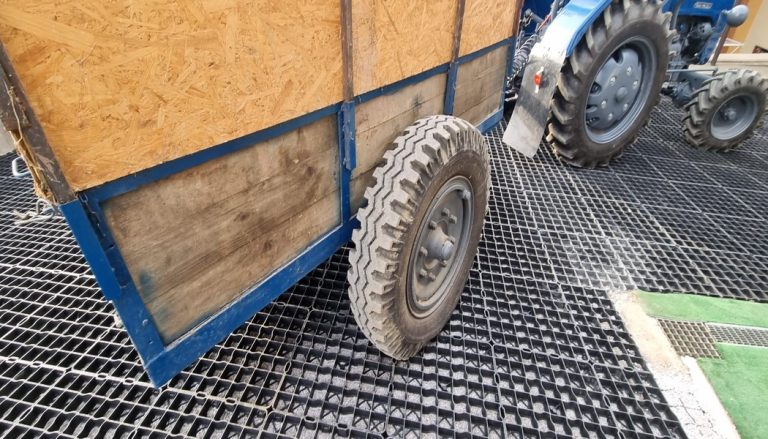 malotraktor vozí zeminu do zatrávňovačov