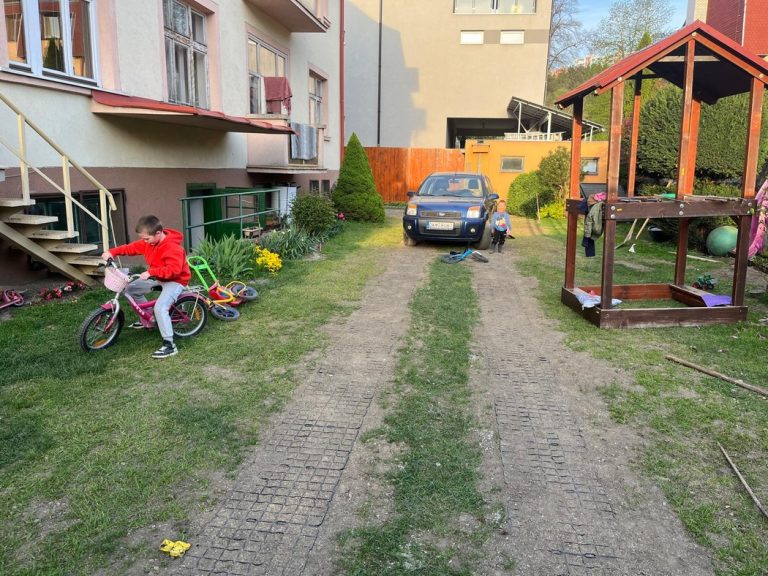 Príjazd ku garáži z plastových zatrávňovačov N40