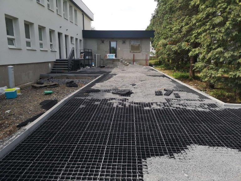 montáž plastových zarávňovačov na parkovisku