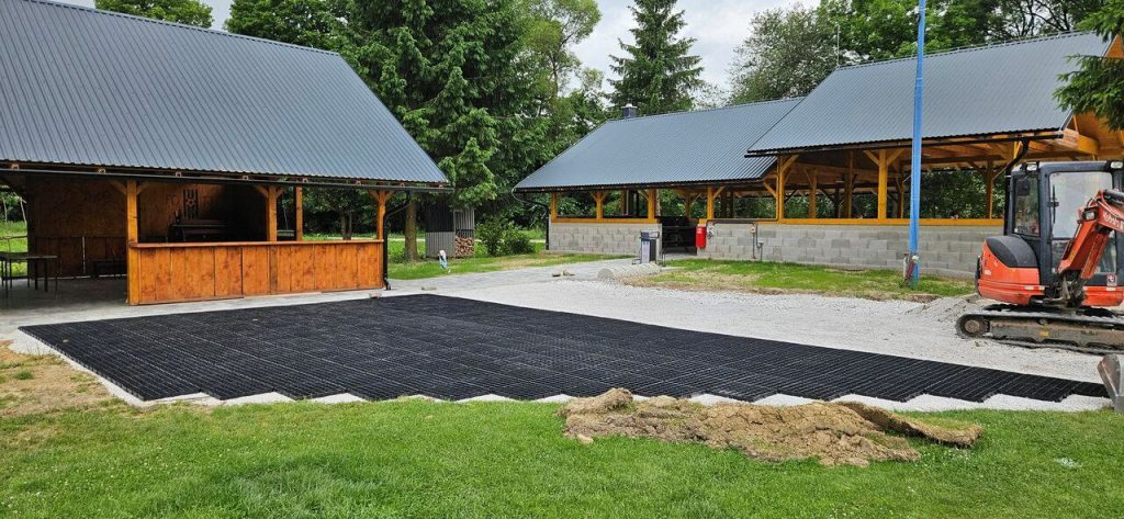 plastová zatrávňovacia dlažba pre spevnenie altánkov, mestských parkovísk, ciest, oddychových zon