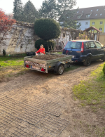 pasy ku garáži spevnené plastovým zatrávňovačom