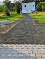 plastová zatrávňovacia dlažba na príjazdovej ceste v oddychovej zóne