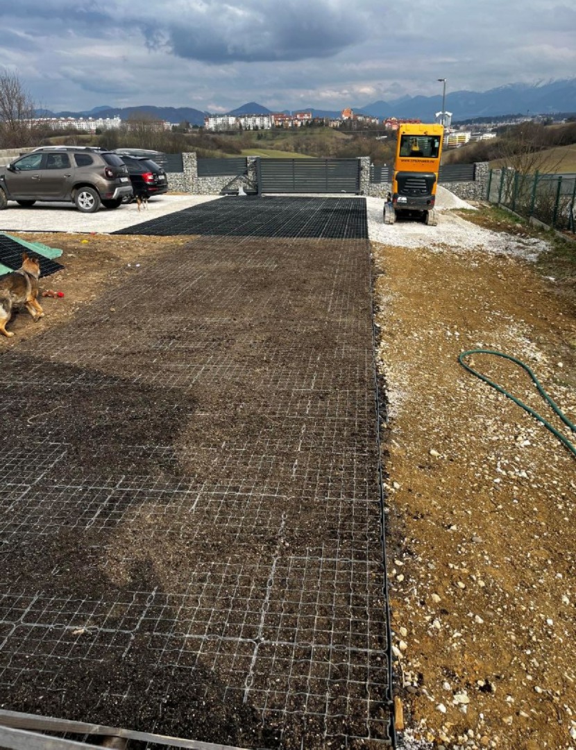 Realizácia príjazdovej cesty a parkoviska z plastových zatrávňovačov N50 pred rodinným domom