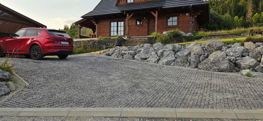plastový zatrávňovač na parkovisku a príjazde pred chatou