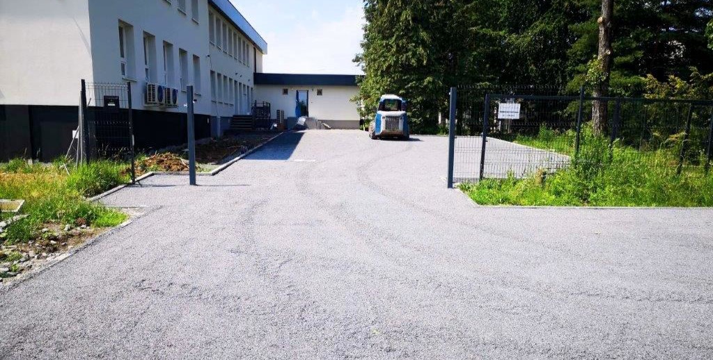 príjazdová cesta do firmy spevnená plastovým zatrávňovačom so štrkovou výplňou