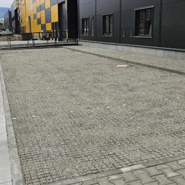 Priemyselné parkovisko pri logistickej hale spevnené zatrávňovacou dlažbou N50 PRO