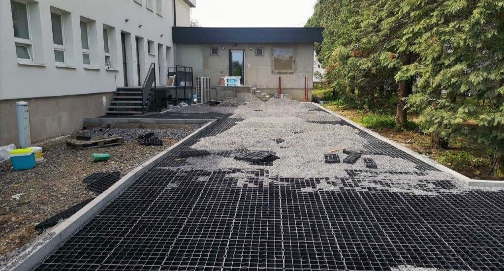 montáž zatrávňovacej dlažby na parkovisku, štrkové kopy na výplň zatrávňovača