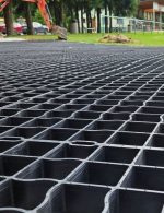 uložené plastové zatrávňovače počas montáže v oddychovej zóne obce