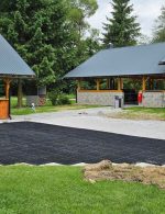 oddychová zóna v obci spevnovaná plastovou drenážnou dlažbou pre spoľahlivý odvod vody