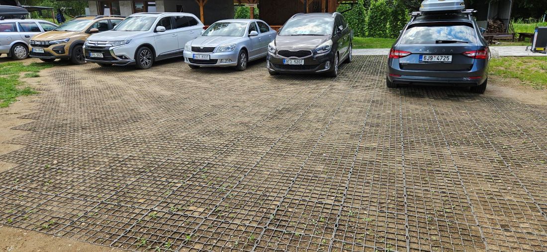 vozidlá na vodopriepustnej zatrávňovacej dlažbe v areáli kempingu