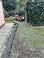Zatrávňovače s trávou vo dvore rodinného domu