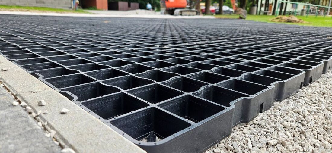 zatrávňovač uložený na štrkovom podklade