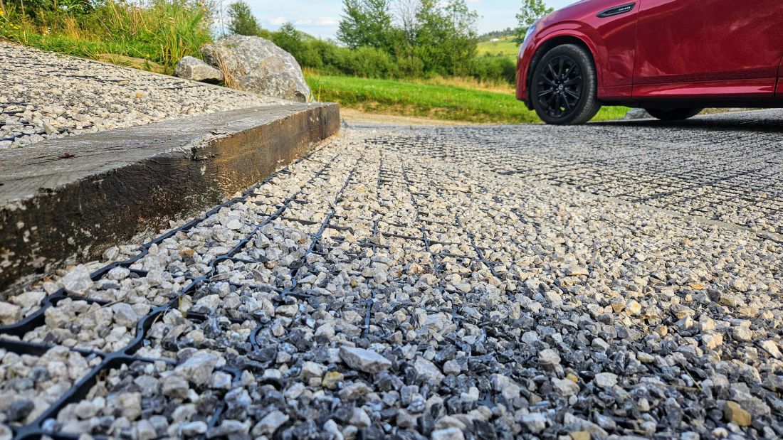 chodník spevnený plastovým zatrávňovačom N40 na pri chate