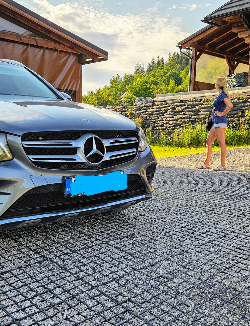 zatrávňovacia dlažba na parkovisku