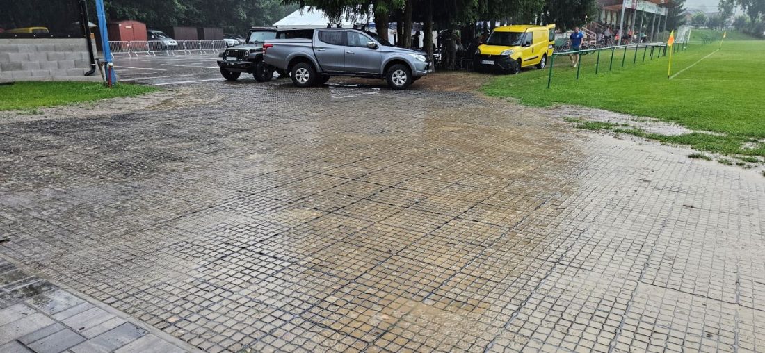 vodopriepustná dlažba počas silného dažďa