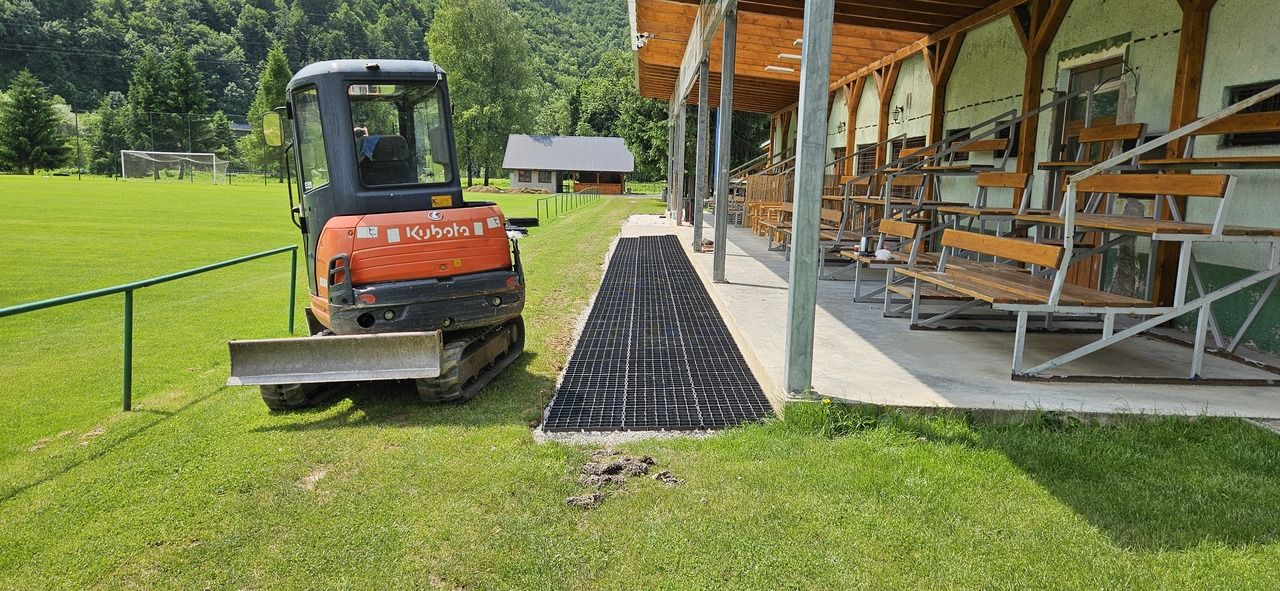 zatrávňovace n30 namontované na chodníku v obci