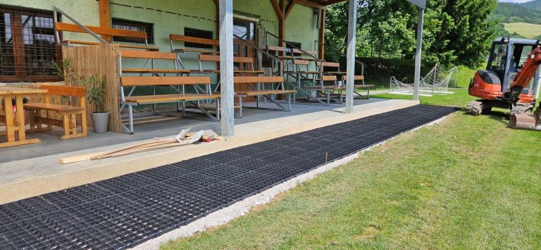 čierna plastová drenážna dlažba na chodníky