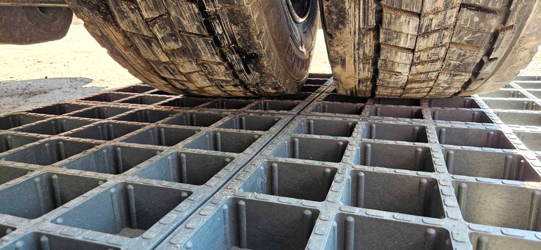 kamion stojí na zatrávňovacej dlažbe Hydrogravel