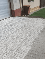 Plastové zatrávňovače sivo-zelené na príjazdovej ceste ku garáži a dvoru domu