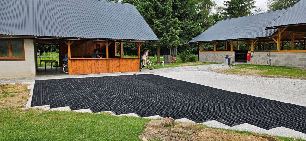 zatrávňovacia dlažba na spevnenie parkoviska a príjazdovej cesty v areáli s altánkami