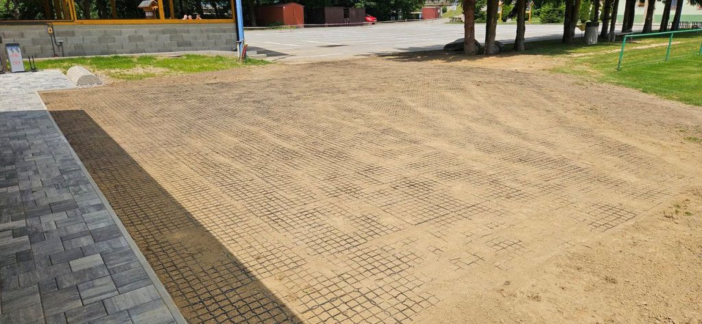 Parkovisko zo zatrávňovača N40+ po montáži