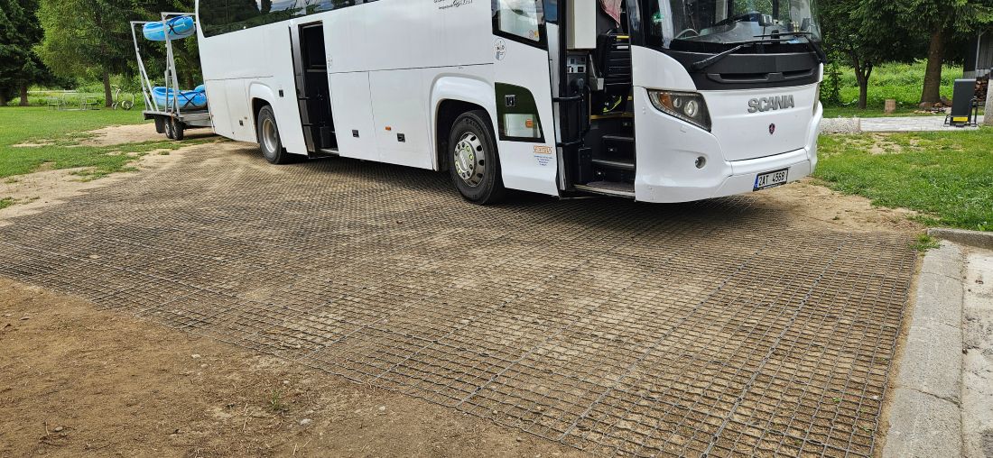 autobus stojí na plastových zatrávňovačoch série N40 PLUS