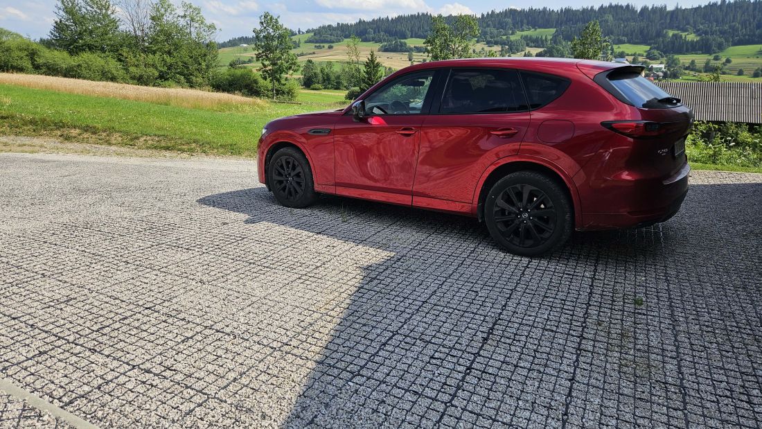 Plastový zatrávňovač na parkovisku
