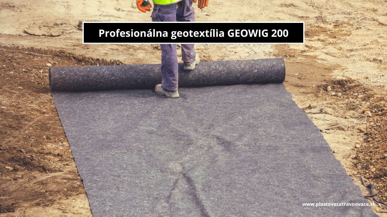 netkaná geotextília na stavenisku v role