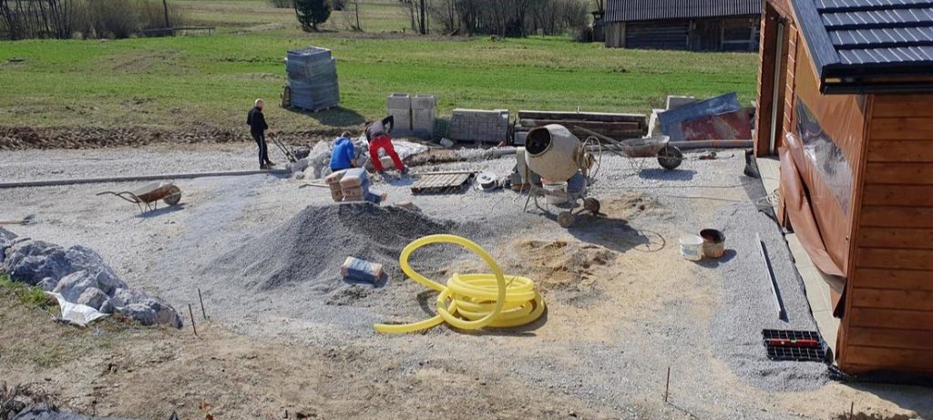 príprava podkladu pod zatrávňovaciu dlažbu N40 - osádzanie obrubníkov