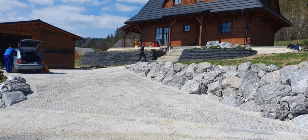 montáž zatrávňovacej dlažby N40 finálne vyplenenie štrkom