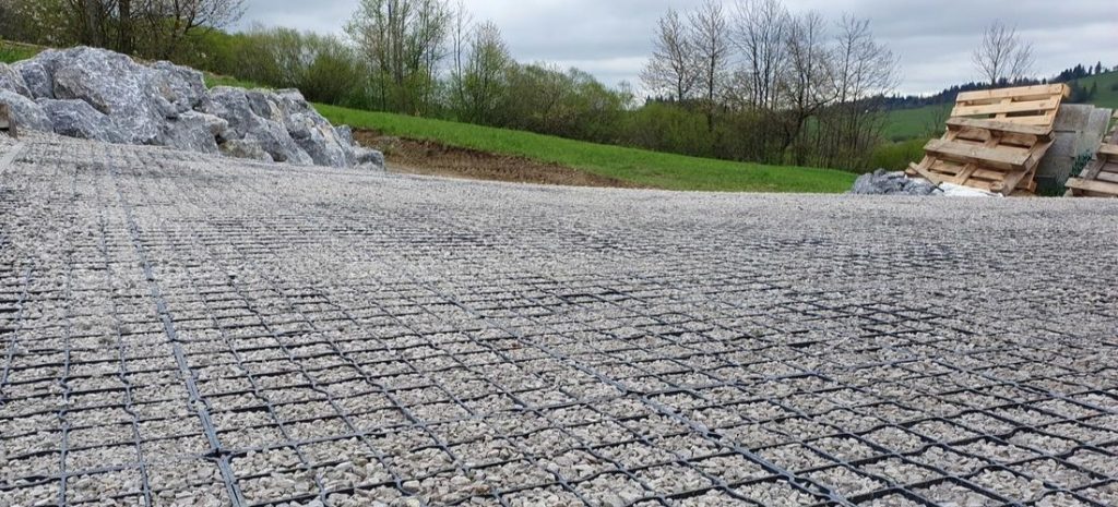 montáž zatrávňovacej dlažby N40 finálne vyplenenie štrkom