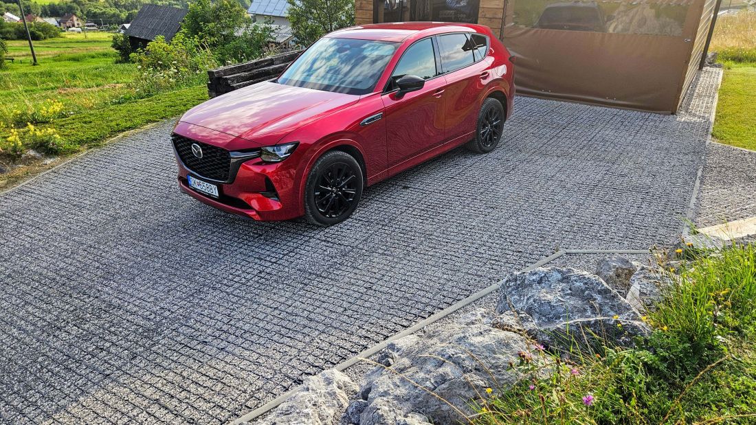 Hotové parkoviště a příjezd k rodinnému domu ze zatravňovacích roštů