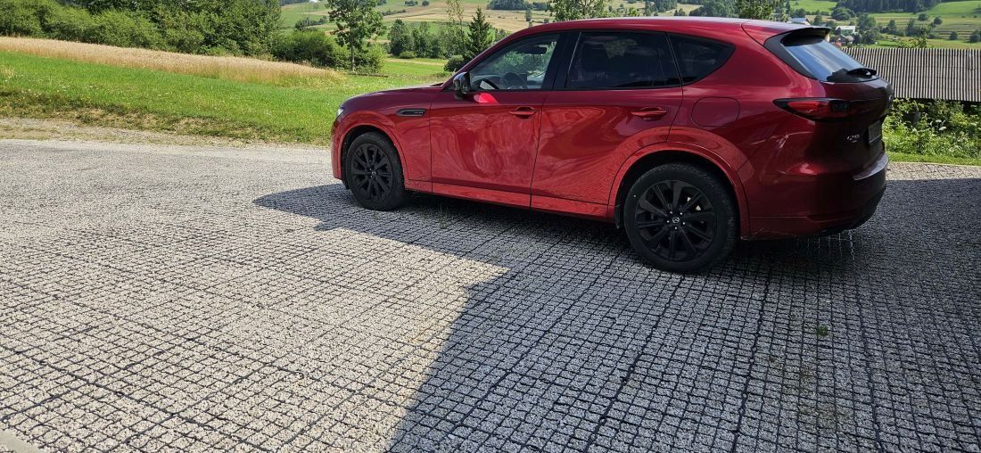 Parkoviště ze zatravňovacích roštů se štěrkovou výplní