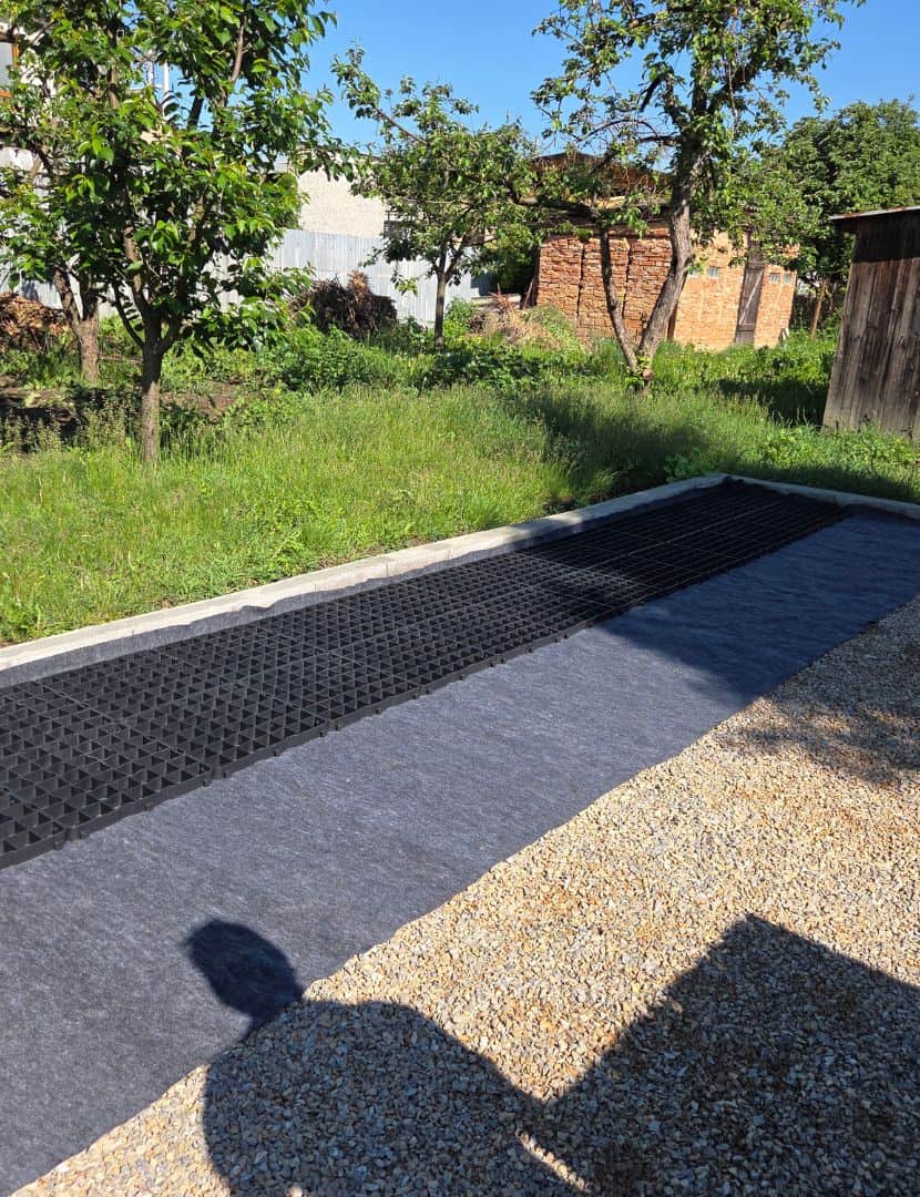 Geotextília geoNETEX 300 g/m² PES pod štrkový podklad pri obrubníku